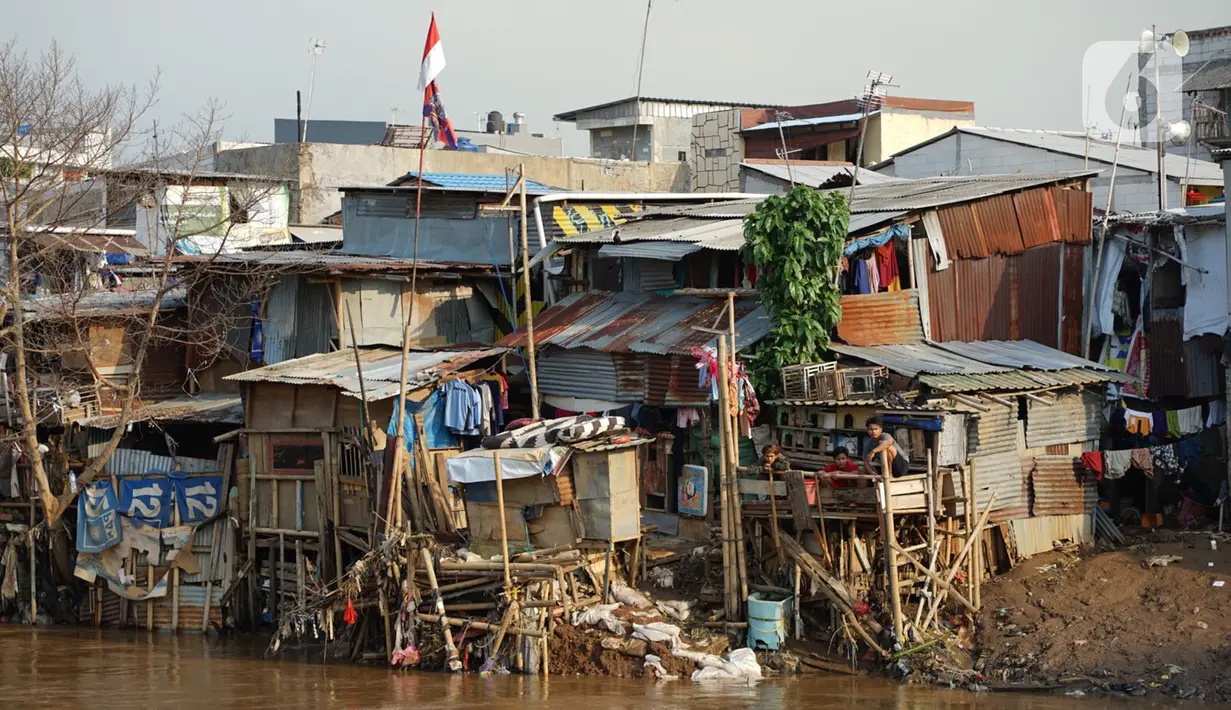 Deretan permukiman penduduk semi permanen di bantaran Sungai Ciliwung, Jakarta, Senin (5/10/2020). Pemprov DKI mencatat kenaikan angka kemiskinan Jakarta sebesar 1,11 persen menjadi 4,53 persen pada bulan September 2020 karena terdampak pandemi COVID-19. (Liputan6.com/Immanuel Antonius)