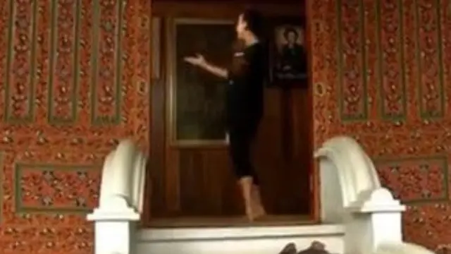 Potret rumah gadang milik mendiang Dorce Gamalama (Sumber: YouTube/Alvin & Friends)