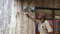 Warga Tabrauw, Papua Barat yang menikmati listrik.