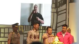 Wapres RI, Jusuf Kalla, memotong tumpeng saat acara peresmian hitung mundur Asian Para Games 2018 di Kemayoran, Jumat (6/10/2017). Asian Para Games 2018 akan digelar mulai 8 hingga 13 Oktober di Jakarta-Palembang. (Bola.com/M Iqbal Ichsan)