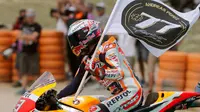 Pembalap Repsol Honda, Marc Marquez tak mau terlalu memikirkan posisinya di puncak klasemen MotoGP 2018. (Twitter/Repsol Honda)