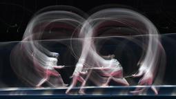  Foto multi exposure ini menunjukkan saat atlet putri Hungaria, Emese Szasz (kanan) bertanding melawan atlet Prancis, Lauren Rembi, dalam laga semifinal anggar Olimpiade Rio 2016 di Carioca Arena 3, Rio de Janeiro, (AFP/Kirill Kudryavtsev)