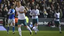 Pemain Manchester City Oleksandr Zinchenko berlari di lapangan saat melawan Peterborough United pada pertandingan sepak bola putaran kelima Piala FA di Stadion Weston Homes, Peterborough, Inggris, 1 Maret 2022. Manchester City menang 2-0. (AP Photo/Rui Vieira)