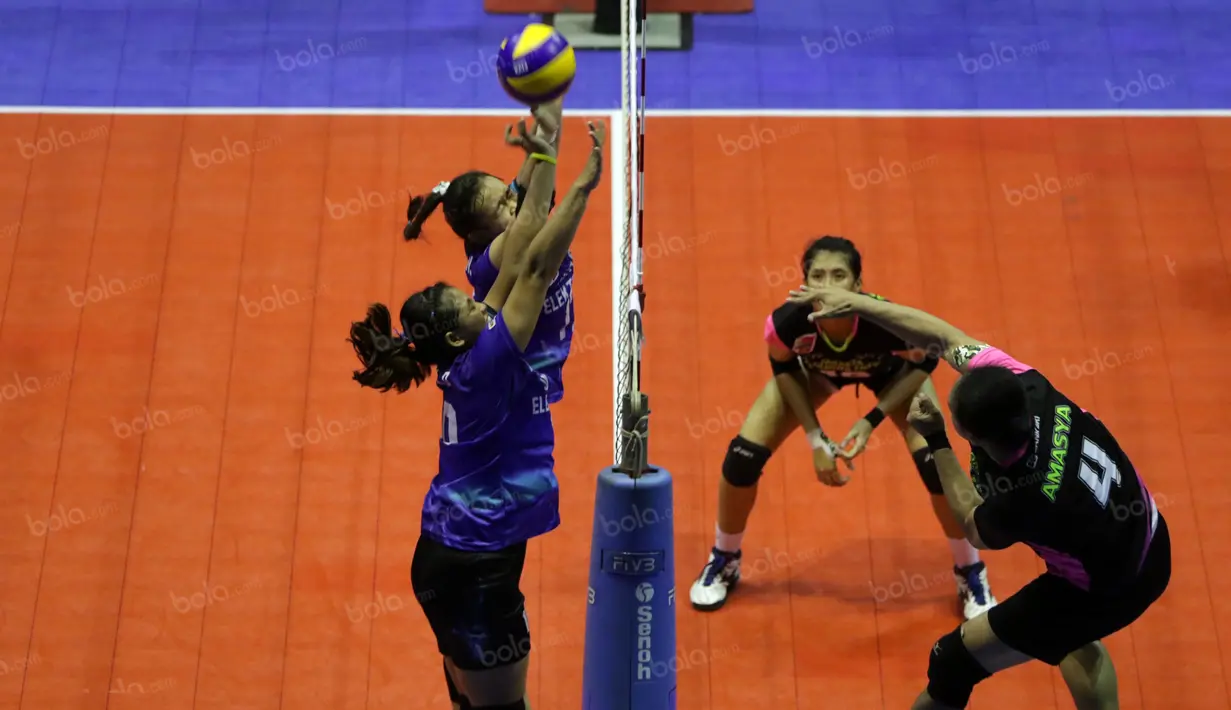 Pemain Jakarta Pertamina Energi, Amasya, melakukan spike ke arah pemain Jakarta Elektrik PLN pada lanjutan Proliga 2016 di Hall Basket Gelora Bung Karno, Senayan, Jakarta, Sabtu (2/4/2016). (Bola.com/Nicklas Hanoatubun)