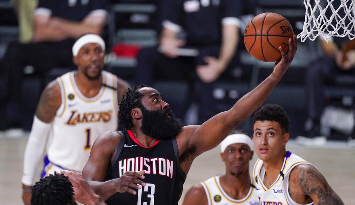 Pebasket Houston Rockets, James Harden, berusaha memasukkan bola saat melawan Los Angeles Lakers pada gim kelima semifinal wilayah barat, Minggu (13/9/2020). Lakers menang dengan skor 119-96. (AP Photo/Mark J. Terrill)
