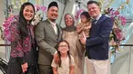 Inilah potret Gracia Indri saat menghadiri acara pernikahan kakak iparnya. Kakak dari Jeffrey Slijpen itu tampil dengan mengenakan hijab. Ramai dipertanyakan warganet, Gracia pun menjawab lewat kolom komentar. Ia menyebut jika kakak iparnya itu sudah mualaf dan suaminya merupakan orang Indonesia. (Liputan6.com/IG/@graciaz14)