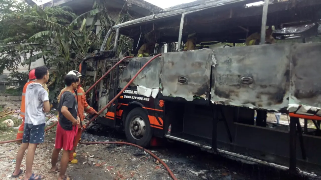 Sebuah Bus terbakar di kawasan Mangga Dua. Diduga karena korsleting listrik. (Liputan6.com/Ady Anugrahadi)