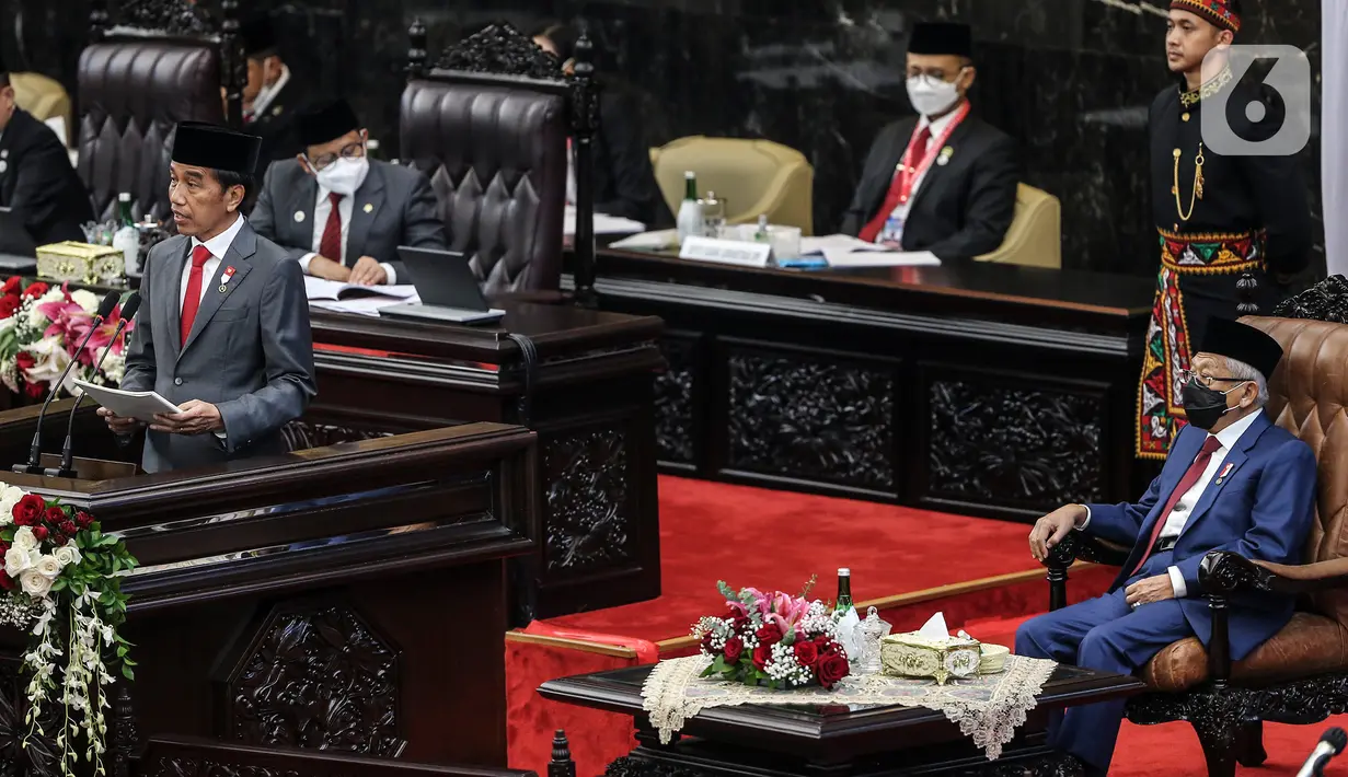 Presiden Joko Widodo disaksikan Wakil Presiden Ma'ruf Amin menyampaikan pidato pengantar RUU APBN tahun anggaran 2023 beserta nota keuangannya pada rapat Paripurna DPR pembukaan masa persidangan I DPR tahun sidang 2022-2023 di Gedung Nusantara, Kompleks Parlemen, Senayan, Jakarta, Selasa (16/8/2022). (Liputan6.com/Johan Tallo)
