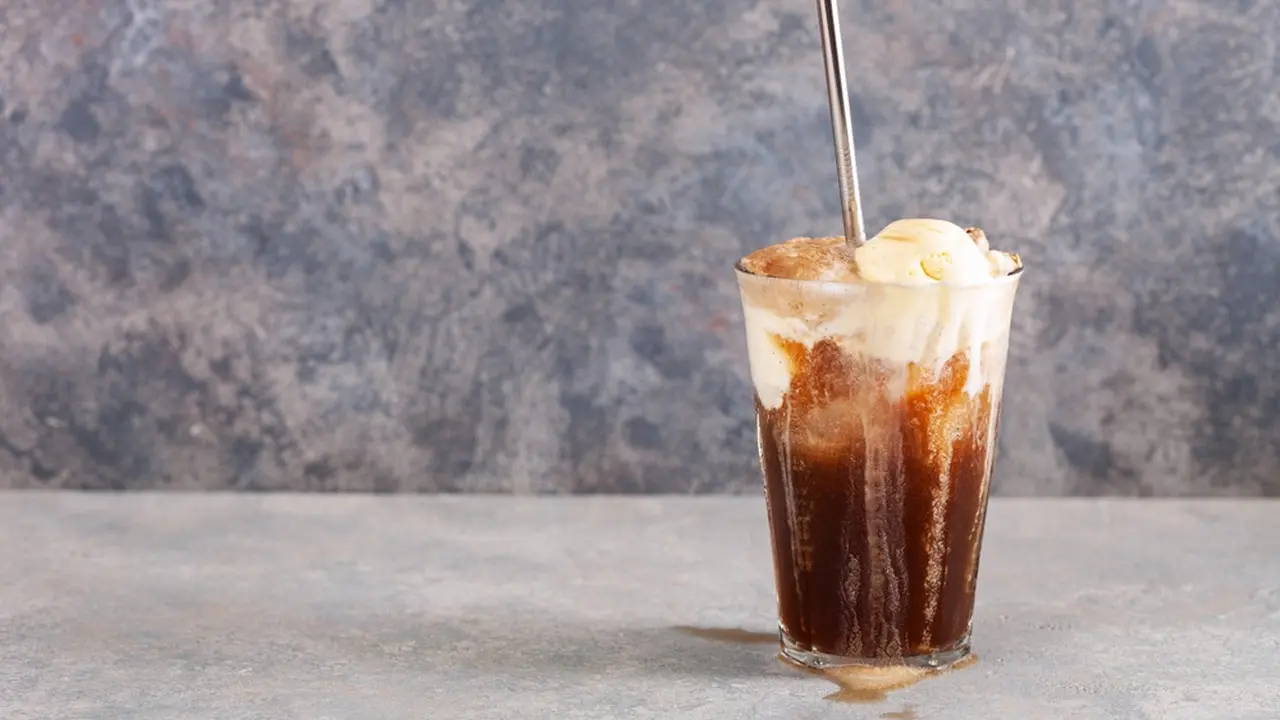 ilustrasi ice cream coke float