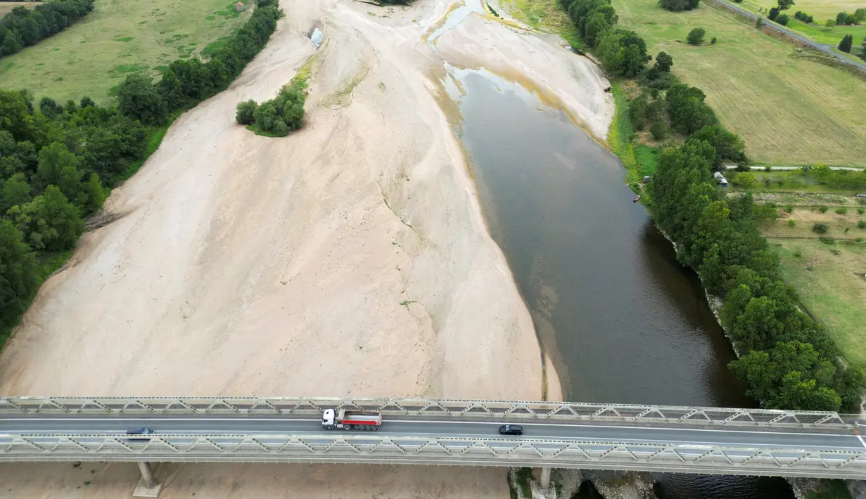 Kekeringan Sungai Loire diduga dapat memengaruhi tanaman yang tumbuh pada musim semi. (AFP/Damien Meyer)