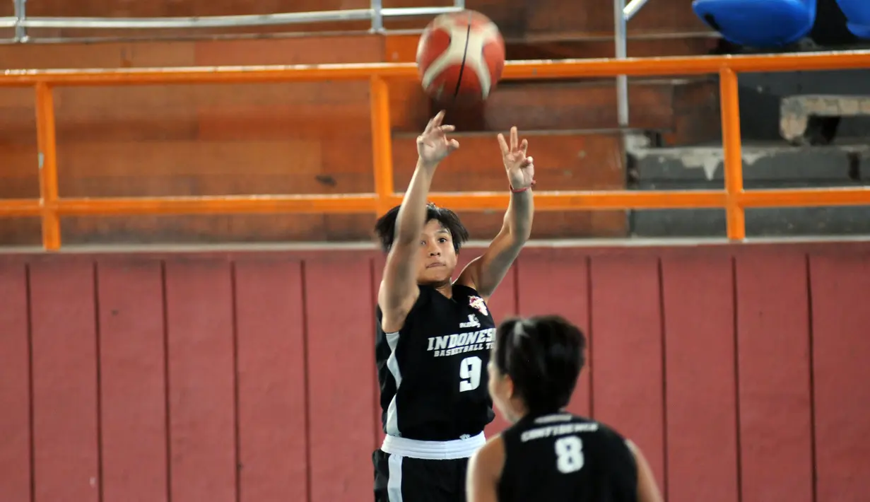Jelang berlaga di Sea Games 2015 Singapura, Tim Basket Putri Indonesia memantapkan pola latihan di Hall A Senayan Jakarta, Sabtu (23/5/2015). Tampak salah satu pebasket putri Indonesia saat berlatih melempar bola. (Liputan6.com/Helmi Fithriansyah)