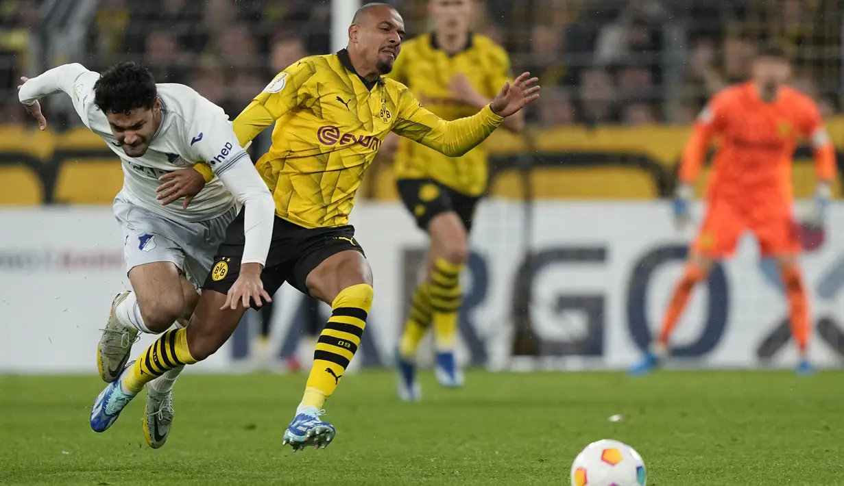 Hoffenheim bermain dengan 10 pemain jelang laga berakhir ketika mantan bek Liverpool Ozan Kabak diganjar kartu merah. (AP Photo/Martin Meissner)