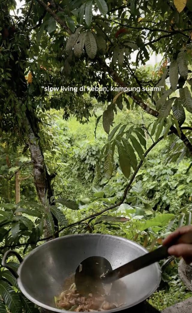Potret Dapur di Kebun Kampung Halaman Suami Dinda Hauw/Instagram/@dindahw