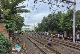 Warga bantaran rel senen Kelurahan Kramat. (Liputan6.com/Rifqy Alief Abiyya)