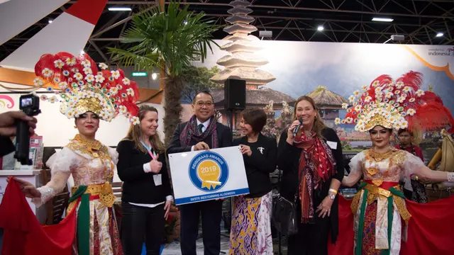 Duta Besar RI untuk Kerajaan Belanda, I Gusti Agung Wesaka Puja (tengah) memegang plakat penghargaan Reisgraag Award 2019 (kredit: KBRI Den Haag)