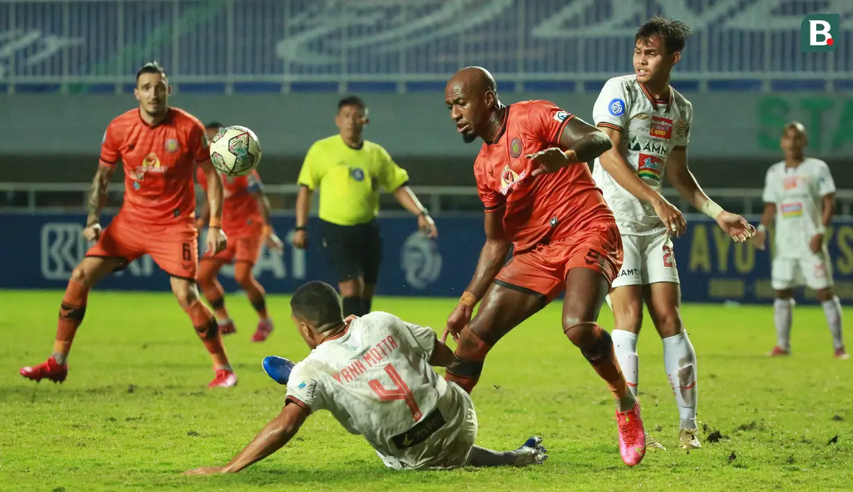Pemain Persija Jakarta, Yann Motta (kiri) berebut bola dengan pemain Persiraja Banda Aceh, Paulo Henrique dalam laga pekan ke-6 BRI Liga 1 2021/2022 di Stadion Pakansari, Bogor, Sabtu (10/2/2021). Persija menang 1-0. (Bola.com/M Iqbal Ichsan)