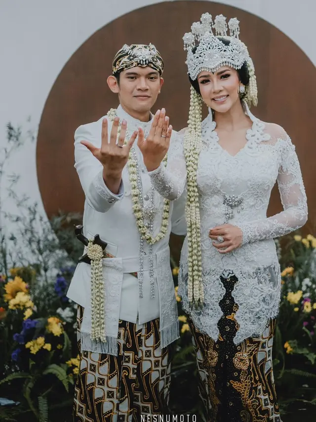 7 Detail Pernikahan Dea Rizkita Berkonsep Adat Sunda dan Modern, Curi Perhatian