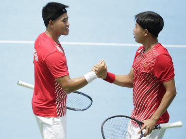 Ganda putra Indonesia, David Susanto / Anthony Susanto, saat melawan ganda putra Selandia Baru, Michael Venus / Marcus Daniell pada laga Piala Davis 2019 Grup II Zona Asia/Oceania di Stadion Tenis GBK, Jakarta, Sabtu (14/9). David / Anthony kalah 0-6 dan 2-6. (Bola.com/Vitalis Yogi Trisna)