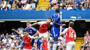 Laga sengit antara Chelsea dan Arsenal di Stamford Bridge, Sabtu (19/9/2015) berakhir dengan kemenangan Chelsea dengan skor 2-0. Arsenal terpaksa harus bermain dengan sembilan pemain karena terkena dua kartu merah. (Reuters/John Sibley)