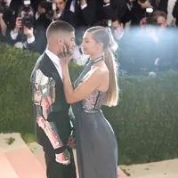 Bersama Zayn Malik, kedatangan Gigi Hadid ke tempat ibundanya di Los Angeles nampaknya dijadikan momen spesialnya untuk menghabiskan waktu bersama dengan keluarga. (AFP / NEILSON BARNARD / GETTY IMAGES NORTH AMERICA)