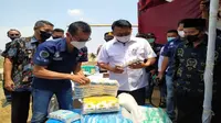 Kepala Staf Kepresidenan Moeldoko saat bertemu para petambak garam di Cirebon. Foto (Istimewa)