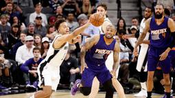 Aksi pemain San Antonio Spurs, Kyle Anderson (kiri) berebut bola dengan pemain Phoenix Suns,  P.J. Tucker (2kiri) pada laga NBA di AT&T Center, (28/12/2016). (Reuters/Soobum Im-USA TODAY Sports)