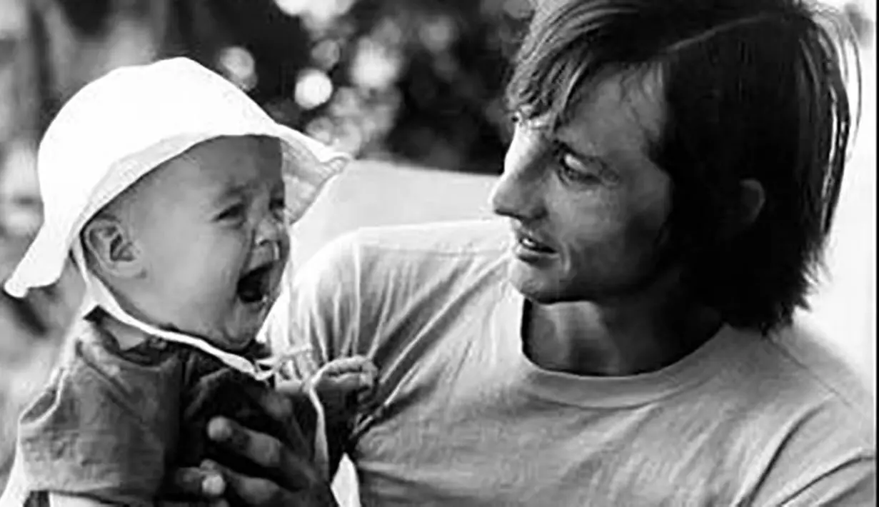 Bintang timnas Oranje era 70an, Johan Cruyff, bercanda dengan anaknya Jordy Cruyff. Pria yang dikenal dengan gaya bermain total football itu dikenal dekat dengan sang putra yang juga merupakan mantan pesepak bola di Barcelona. (Bola.com/Twitter)
