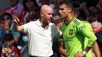 Manajer Manchester United Erik ten Hag (kiri) akan memainkan Cristiano Ronaldo sejak awal laga saat menjamu&nbsp;Real Sociedad di laga pembuka Grup E Liga Europa. MU akan menjamu Sociedad di Old Trafford, Jumat (9/9/2022) pukul 02:00 WIB. (Adrian DENNIS / AFP)
