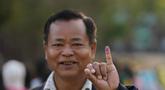 Seorang pemilih mengangkat jarinya yang ditandai dengan tinta untuk menunjukkan bahwa ia telah memilih, di sebuah tempat pemungutan suara di Naypyitaw, Myanmar, Minggu, 28 Desember 2025. Junta Myanmar menyelenggarakan pemungutan suara tahap pertama untuk pemilihan umum nasional pada hari ini, Minggu, 28 Desember 2025. (AP Photo/Aung Shine Oo)