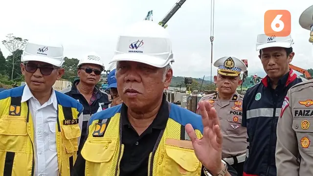 Menteri PUPR Basuki Hadimuljono saat meninjau lokasi longsor di Tol Bocimi sesi 2 Cigombong-Parungkuda (Liputan6.com/Istimewa).