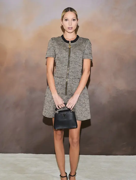 Olympia of Greece memilih tampilan yang sederhana, namun manis. Ia memilih mengenakan dress dengan detail ritsleting di bagian tengah, menenteng handbag hitam, dan menyempurnakan penampilannya dengan open toe heels hitam. Foto: Document/Louis Vuitton.