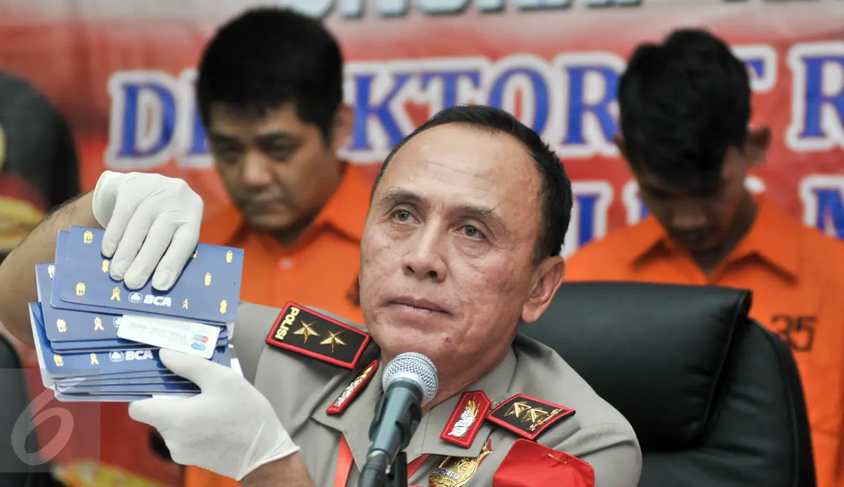 Kapolda Metro Jaya, Irjen Pol M Iriawan menunjukkan barang bukti saat rilis pengungkapan tindak pidana narkotika di Polda Metro, Jakarta, Senin (6/3). (Liputan6.com/Yoppy Renato)
