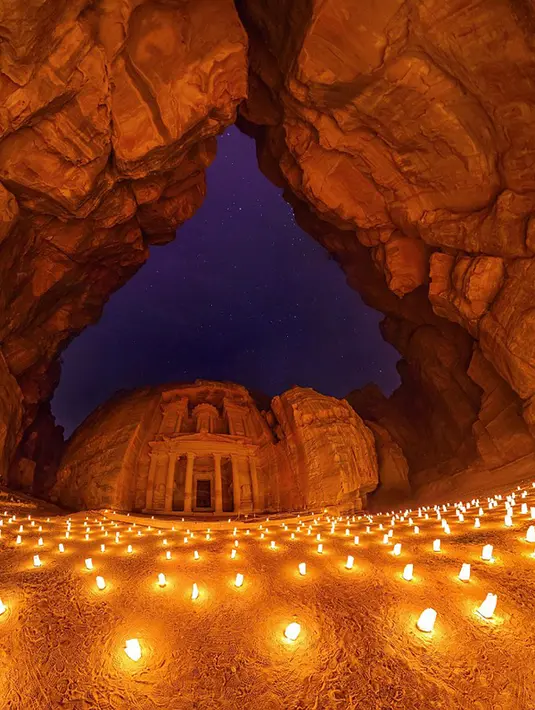 Komunitas fotografer drone asal Rusia, AirPano saat mengambil gambar Kota Petra yang dibangun pada abad ke-3 SM oleh Nabataeans, yang diukir istana, makam dan kuil-kuil dari tebing batu pasir. Petra merupakan 7 keajaiban dunia yang ada. (Dailymail)