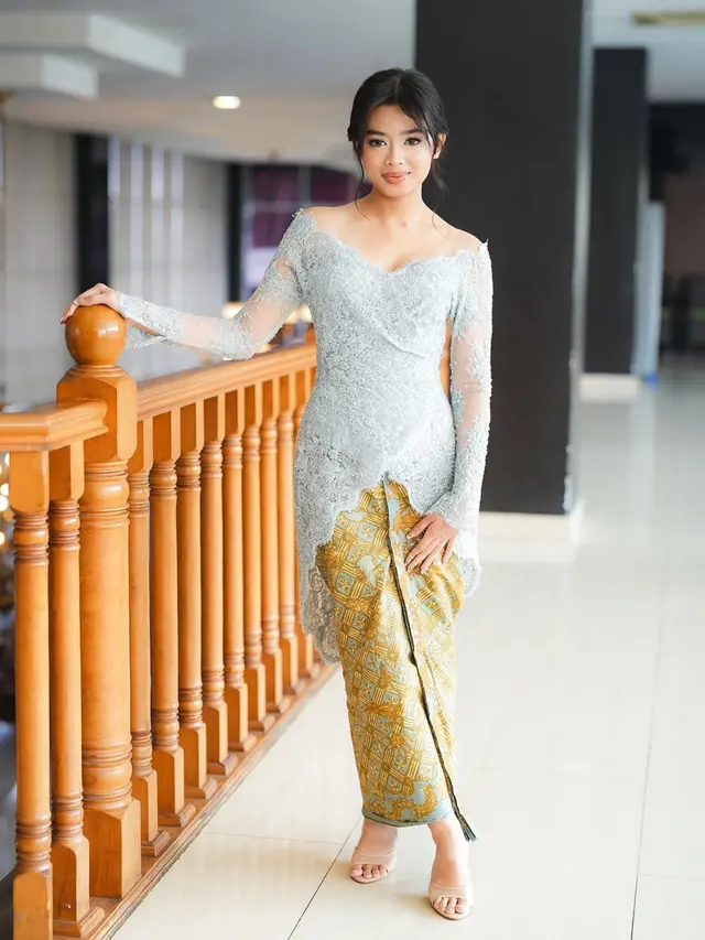 Aqeela Calista Resmi Lulus SMA pakai kebaya baby blue. [@dimassinggih]