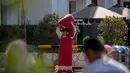 Seorang dengan mengunakan pakaian badut karakter film membuka kepala topeng badutnya di Taman Fatahillah, Jakarta, Rabu (6/5/2015). Tiap harinya seorang badut bisa mengantongi uang Rp 50 ribu hingga Rp 150 ribu. (Liputan6.com/Faizal Fanani)