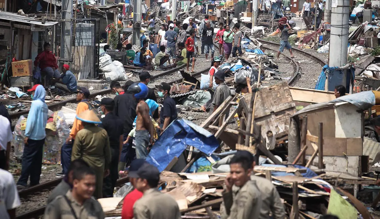 Pembongkaran ini dilakukan sesuai perintah Wakil Gubernur DKI Jakarta Basuki Tjahaja Purnama untuk mengembalikan fungsi lahan dan menata jalur tersebut, Jakarta, Kamis (7/8/14). (Liputan6.com/Faizal Fanani)
