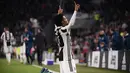Juan Cuadrado melakukan selebrasi usai mencetak gol ke gawang AC Milan saat pertandingan Serie A Italia di Stadion Allianz di Turin (31/3). Kemenangan ini membuat Juventus memiliki 78 poin dan masih tetap berada di atas Napoli.(AFP Photo/Marco Bertorello)
