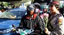 Sejumlah Polisi Wanita (Polwan) membagikan bunga kepada pengendara yang melintas di perempatan Slipi, Jakarta, Selasa (21/4/2015). Pembagian bunga ini dalam rangka memperingati hari Kartini.(Liputan6.com/Johan Tallo)
