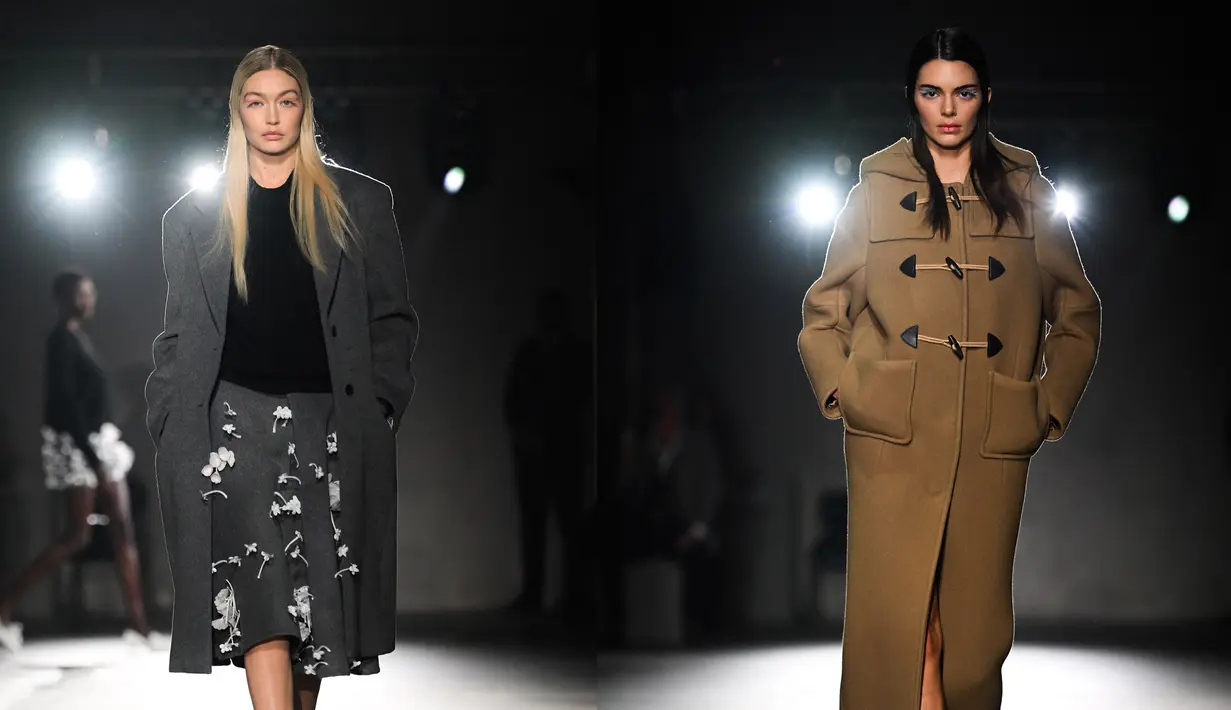 Foto kolase model Kendall Jenner dan Gigi Hadid saat mempersembahkan kreasi Prada selama Koleksi Wanita Musim Gugur-Musim Dingin 2023-2024 sebagai bagian dari Fashion Week di Milan pada 23 Februari 2023. (AFP/Marco Bertorello)