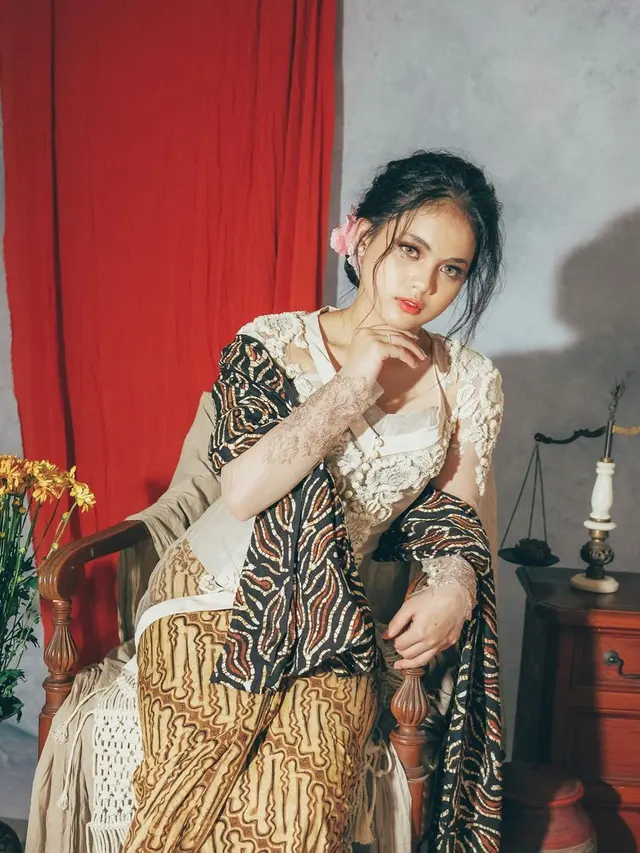 Tampil Anggun, Ini 7 Pemotretan Putri DA 4 dalam Balutan Kebaya