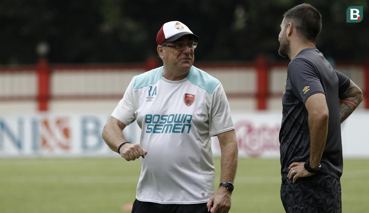 Pelatih PSM Makassar, Rene Alberts, berdiskusi dengan pelatih Bhayangkara FC, Simon McMenemy, saat bertemu di Stadion PTIK, Jakarta, Minggu (2/12). Keduanya akan bertemu pada pekan ke-33 Liga 1. (Bola.com/Vitalis Yogi Trisna)