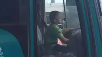 Bocah 9 tahun mencuri bus mengemudi ugal-ugalan di salah satu jalan di kota Guangzhou. (Shanghaiist)