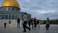 Anak-anak bermain sepak bola di halaman Masjid Al-Aqsa di Kota Tua Yerusalem pada 11 Februari 2025 (AFP/Jewel Samad)