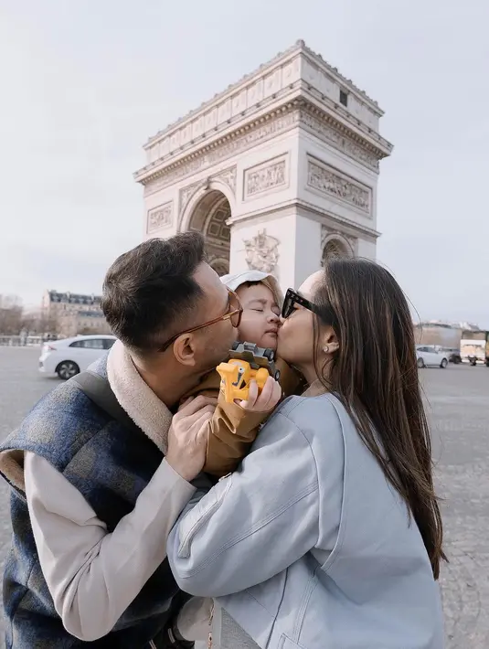 Raffi dan Gigi juga menjalani pemotretan di salah satu tempat yang menyediakan tempat-tempat belanja mewah hingga menikmati kuliner. [Instagram/raffinagita1717]