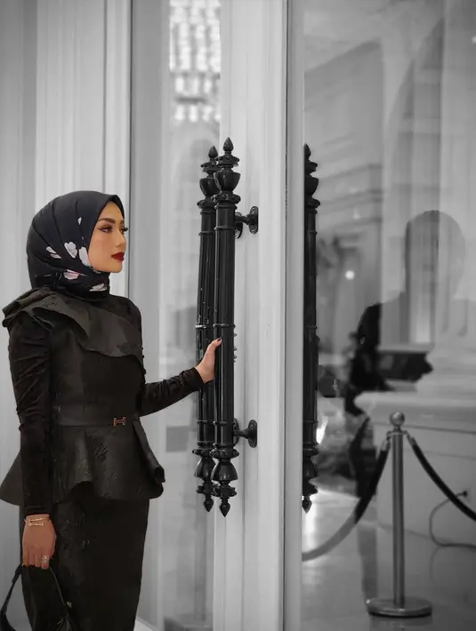 Beberapa kali memang Imel PC kerap mengunggah hasil penampilannya dengan berbagai makeup. Baik itu dengan makeup bold dan natural banyak dari netizen dan penggemarnya menyukainya meski sempat berbeda pendapat. Namun yang pasti, ibu satu anak yang kini sudah berusia 34 tahun ini tetap tampil awet muda. (Liputan6.com/IG/@imelpc)