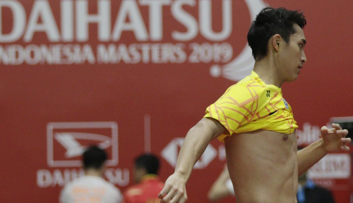 Tunggal putra Indonesia, Jonatan Christie, mengganti baju saat melawan tunggal China pada Indonesia Masters 2019 di Istora Senayan, Jakarta, Kamis (24/1). Jonatan lolos ke perempat final. (Bola.com/M. Iqbal Ichsan)