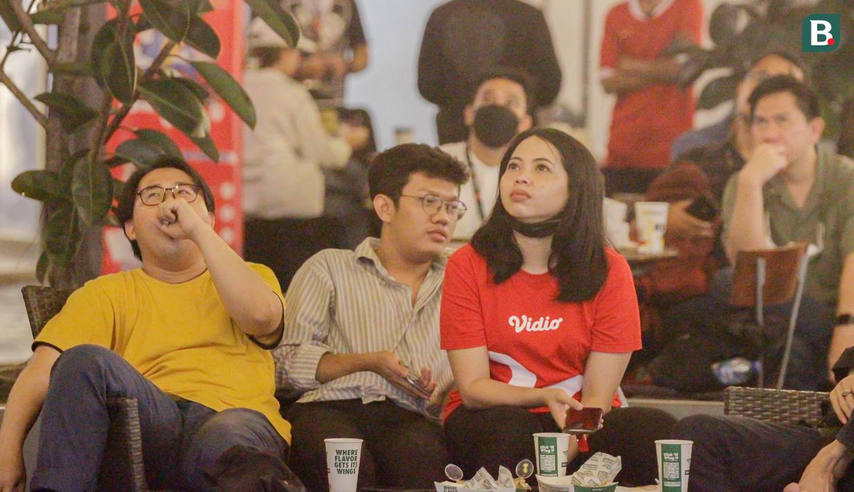 Penonton saat nobar matchday ketiga grup F Kroasia Vs Belgia di 15 th Park, Kemang. Jakarta Selatan, Kamis (01/12/2022). (Bola.com/Rizky Aufaniam)