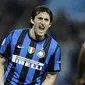 Selebrasi gol striker Inter Milan Diego Milito (kiri) dan bek Maicon di laga leg pertama semifinal Liga Champions melawan Barcelona di Giuseppe Meazza Stadium, 20 April 2010. AFP PHOTO / Filippo MONTEFORTE 