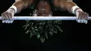 Uche Eke dari Nigeria bertanding dalam kualifikasi senam artistik putra Olimpiade Tokyo 2020, Sabtu, (24/7/2021). (Foto: AP/Gregory Banteng)