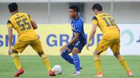 Duel Barito Putera Vs Arema FC pada pekan terakhir Shopee Liga 1 2019 di Stadion Demang Lehman, Martapura, Minggu (22/12/2019). (Bola.com/Iwan Setiawan)
